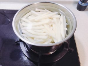 從冷水開始煮馬鈴薯條