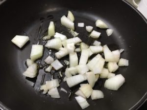 下洋蔥，拌炒至洋蔥呈半透明狀