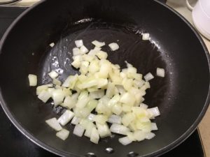 下洋蔥，拌炒至洋蔥呈半透明狀