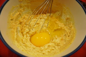 加入雞蛋，小心攪拌至均勻