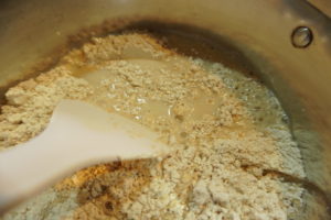 將速發酵母水倒入大盆中，攪拌至無乾粉