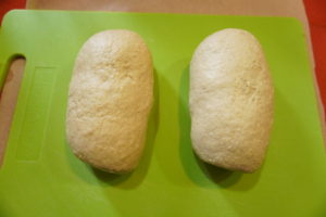 壓平、折疊，整成自己想要的麵包麵團形狀