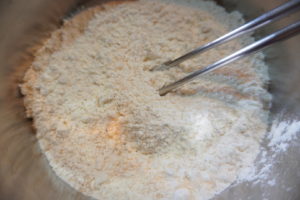中筋麵粉、海鹽、砂糖放在大盆中