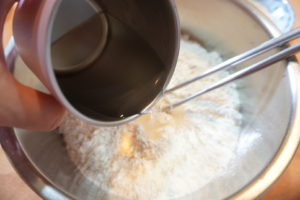 將熱水倒入，用筷子攪拌均勻