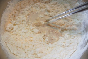 將速發酵母豆漿倒入，加入南瓜泥、雞蛋，無糖豆漿，攪拌成團