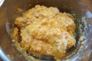 將椰子油倒入，攪拌、揉壓麵團至油份吸入，麵團發黏