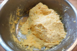 將椰子油倒入，攪拌、揉壓麵團至油份吸入，麵團發黏
