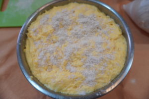 在麵團上直接灑上手粉，將麵團排氣、分成七個小麵團。