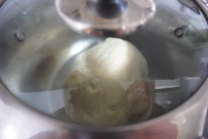 將麵團加蓋，靜置1小時發酵至兩倍大