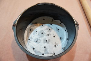 將麵捲切成六等分，排入預先塗好椰子油的圓形蛋糕模內。