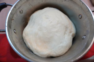 將麵團加蓋，靜置1小時發酵至兩倍大