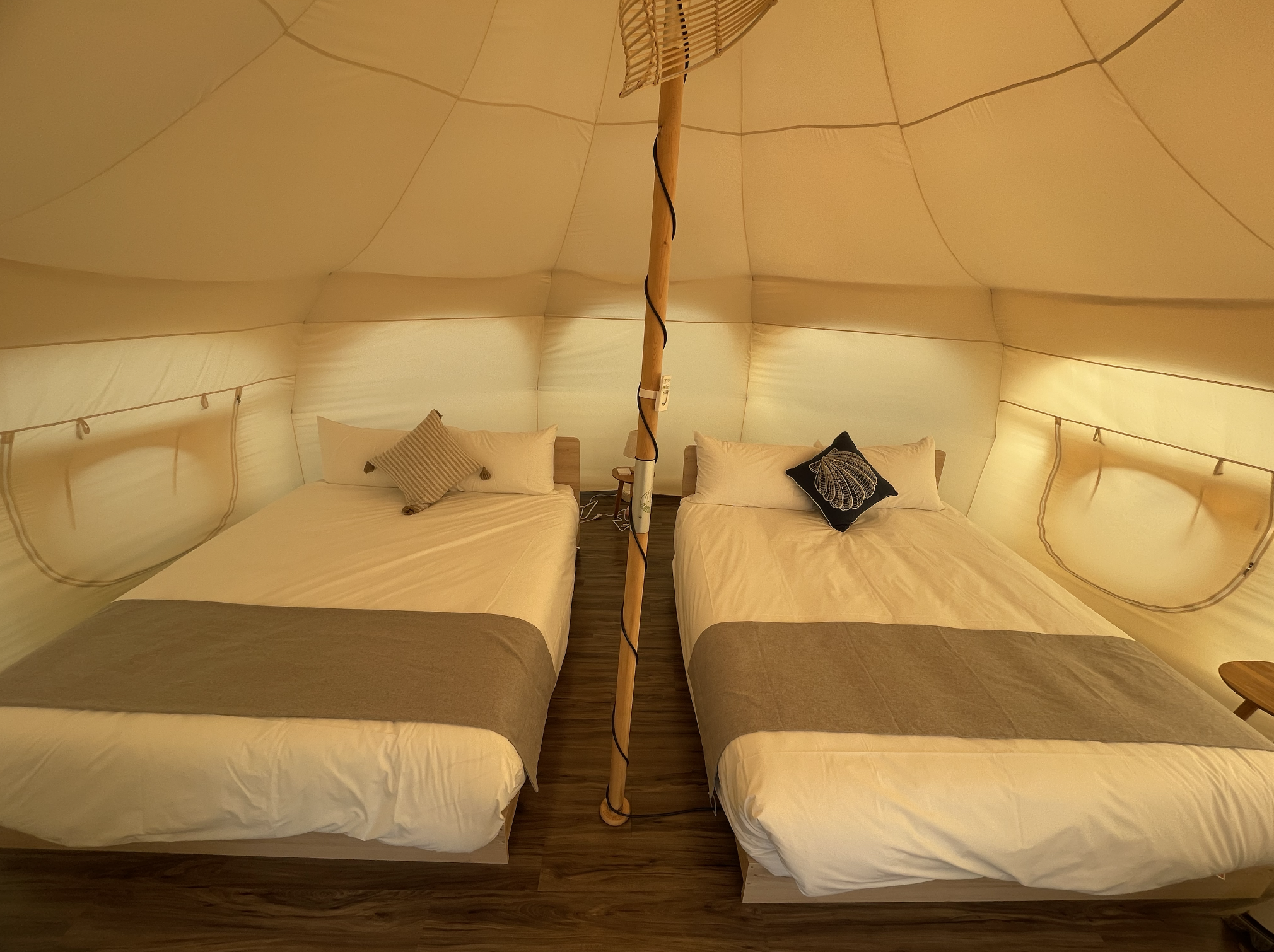 帳篷內部：兩張兩人床