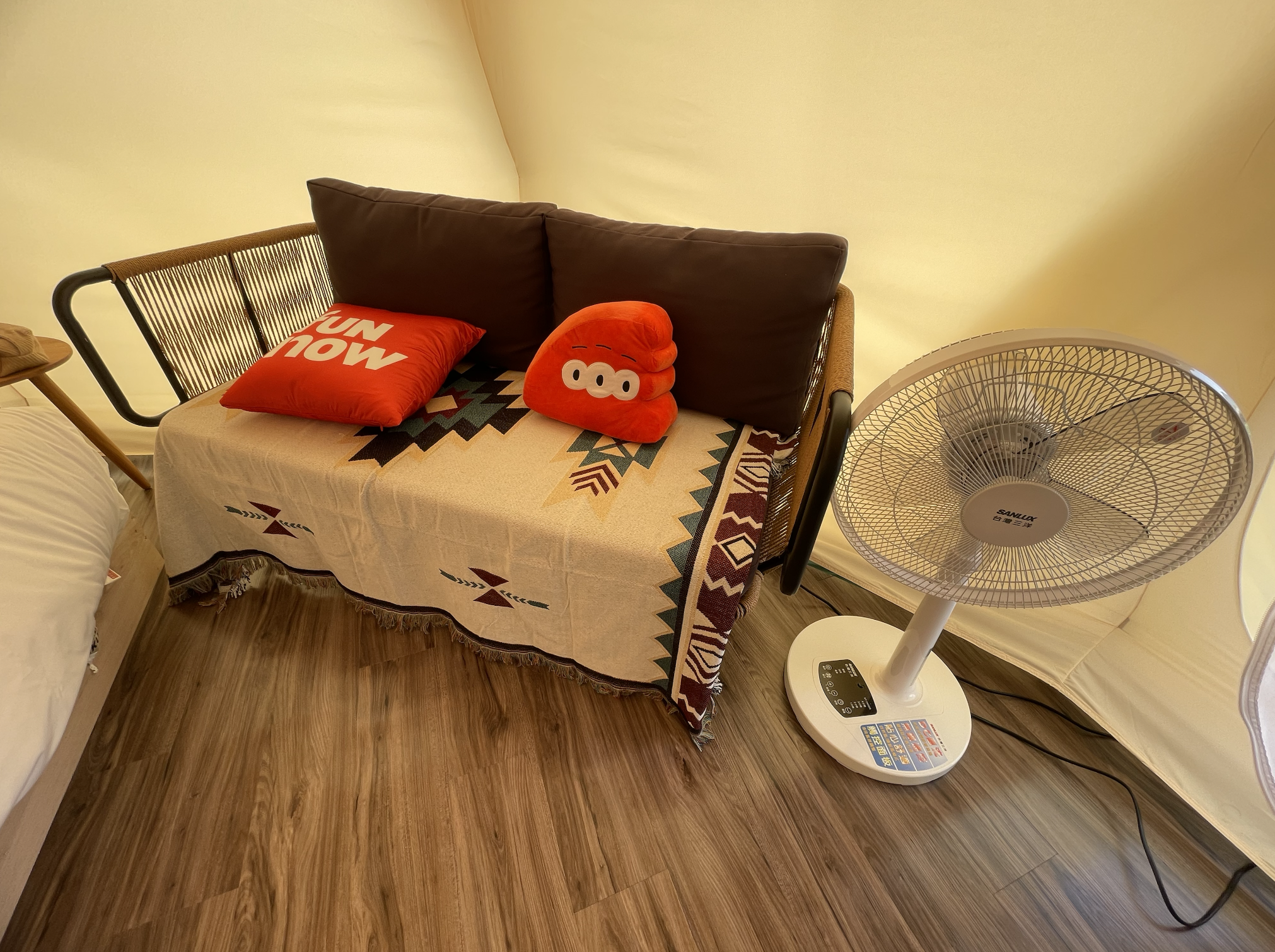 帳篷內部：沙發、電扇