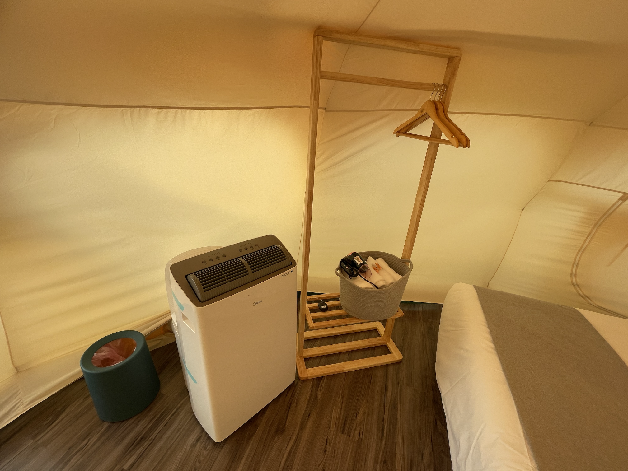 帳篷內部：冷氣機、衣架