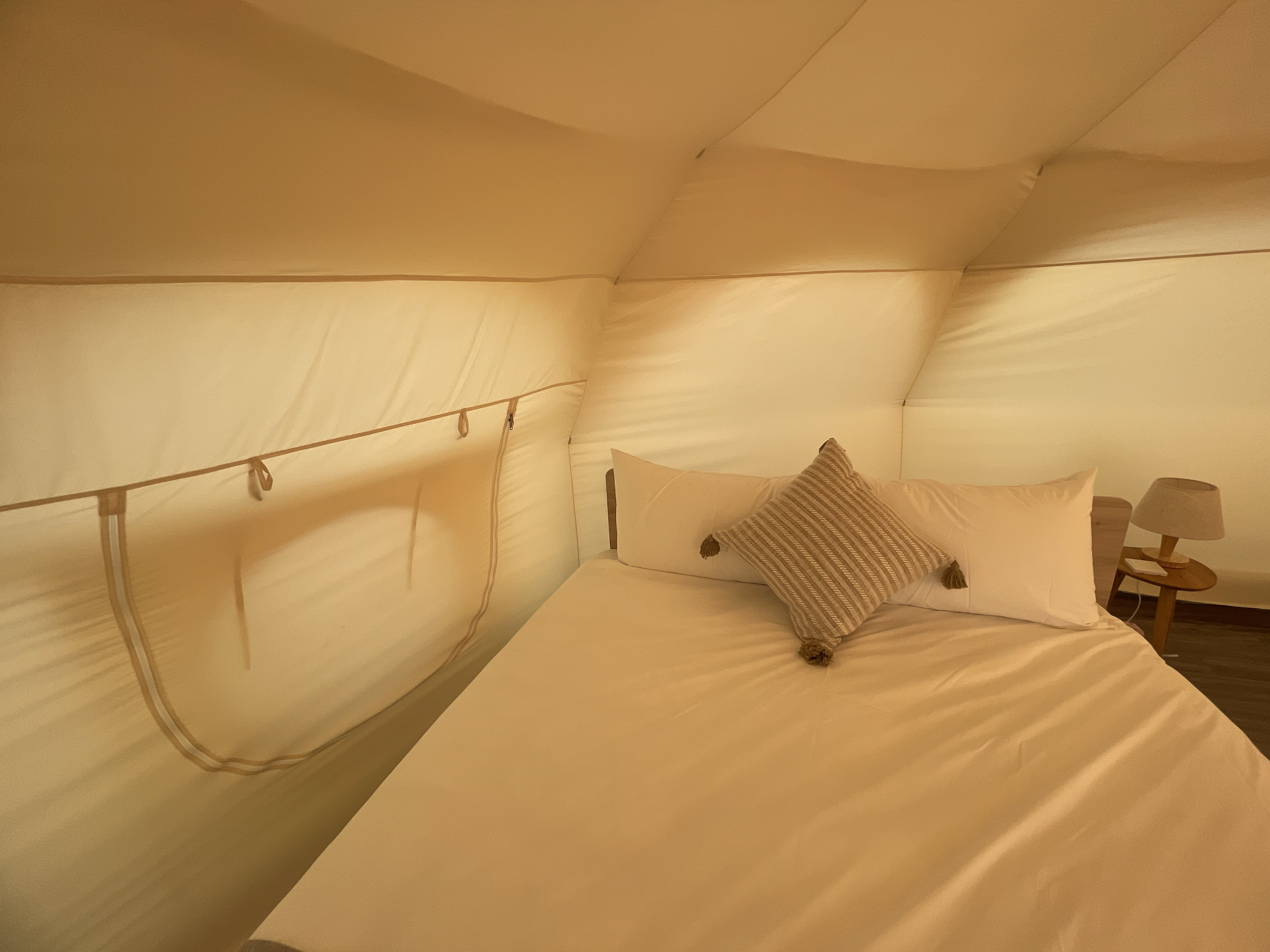 帳篷內部：床邊
